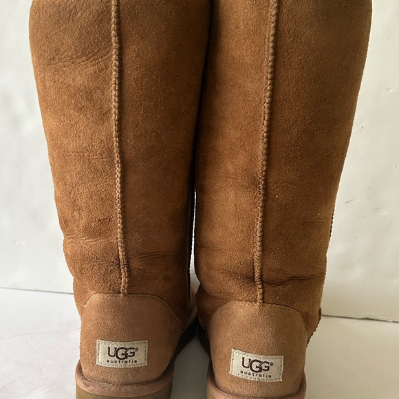 Preowned women Ugg boots size 9 
Ugg S/N 5815 - Picture 10 of 11